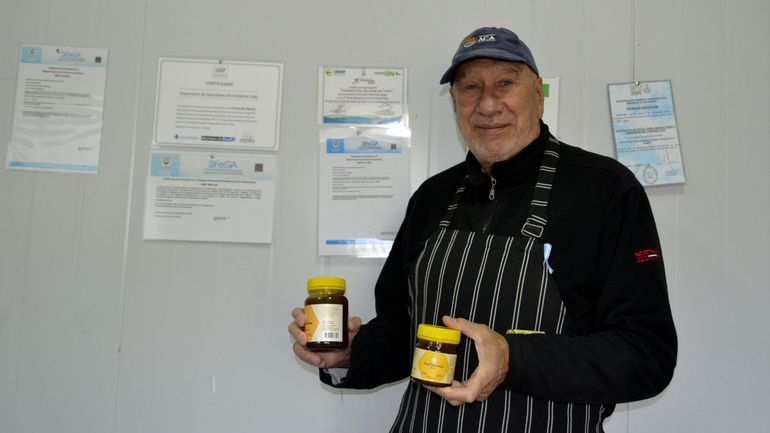 Guillermo con la miel que elaboran. Guillermo con la miel que elaboran.