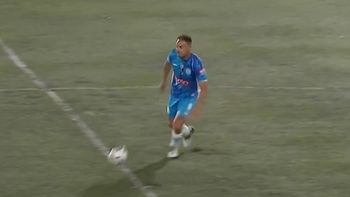 Lucas Scarnato anotó desde mitad de cancha en un golazo digno de Puskás.