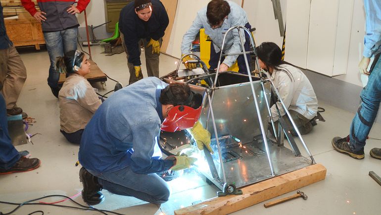 Entre los cuestionamientos de los docentes técnicos, se refirieron también a la falta de equipamiento especializado para los talleres.