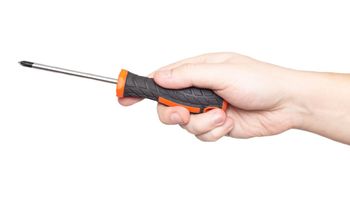 El agresor usó un destornillador en el ataque. Aceptó su culpa y va seis meses a prisión. 