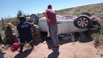 revento un neumatico del auto y volcaron sobre la ruta 151 revento un neumatico del auto y volcaron sobre la ruta 151