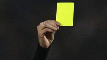 Una tarjeta amarilla en un partido amateur desató la furia de dos jugadores, quienes golpearon al árbitro y a su pareja. Ocurrió en un predio de Cipolletti.&nbsp;