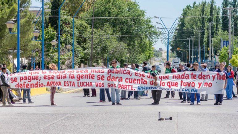 ATE Río Negro denunció esta mañana que el achique de horas extras en los hospitales impulsado por el Poder Ejecutivo Provincial representa un golpe de gracia para el sistema sanitario.