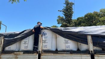 Personal de Gendarmería decomisó más de 27 mil kilos de carbonato de sodio producido en San Antonio. La carga iba en camión a Catamarca y fue interceptada en Córdoba.&nbsp;
