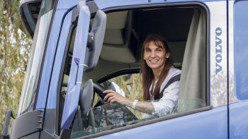 conoce a cristina, la primera camionera de cipolletti