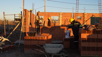 Iniciaron las obras de construcción de las casas para reubicar a las familias del asentamiento Mariano Moreno de Cipolletti.