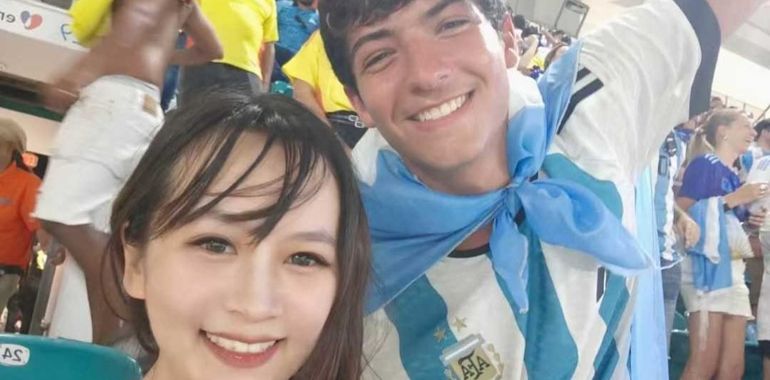 Joven china recorre las canchas argentinas hace más de un año buscando a un argentino