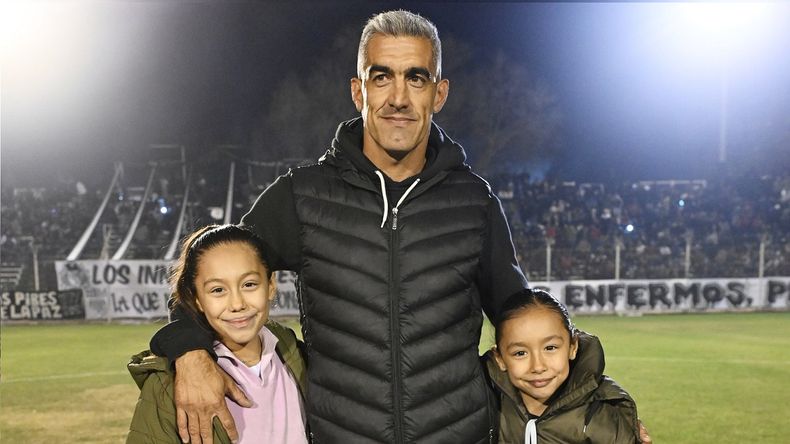 El merecido homenaje de Cipo a Manolo Berra, el caudillo que bancó cuando las papas quemaban