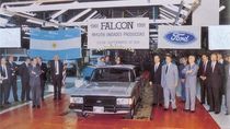 El último Ford Falcon al salir de la línea de montaje en General Pacheco, el 10 de septiembre de 1991. 