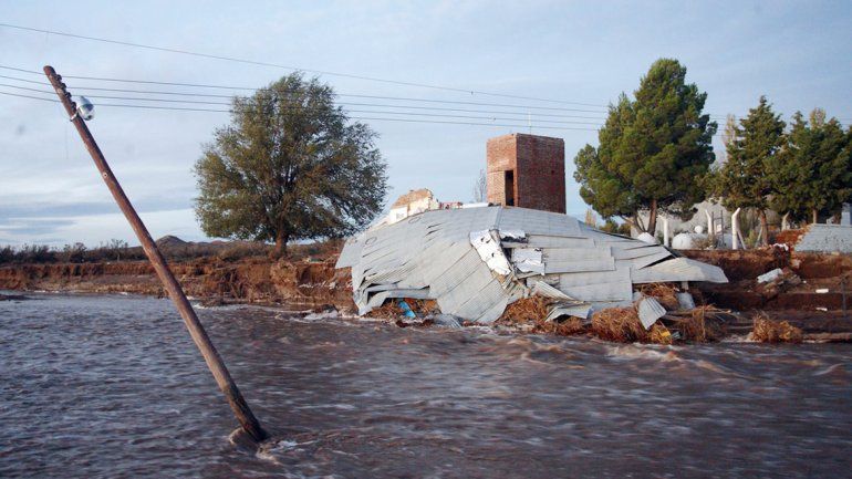 El agua había arrasado con todo y poco a poco los vecinos fueron reconstruyendo su pueblo