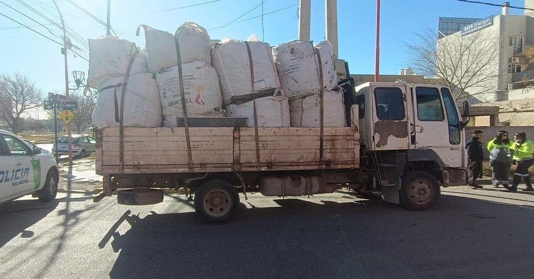 El camión transportaba 18 bolsones de chatarra. Entre ella había cerca de 60 kilos de cobre. El conductor, que escapó del control policial, quedó involucrado en una causa por encubrimiento agravado.&nbsp;