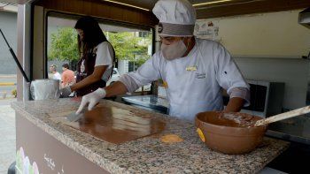 bariloche anticipa su fiesta con chocolate en la plaza