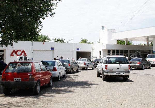 Largas colas en estaciones de servicio