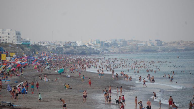 El cielo del balneario rionegrino lució ayer completamente gris.