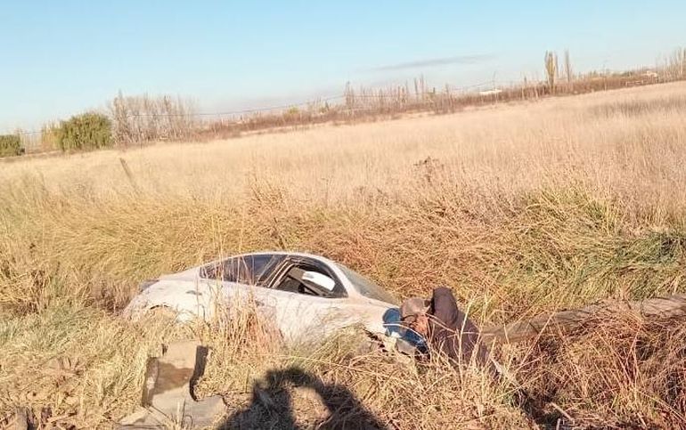 La mujer pudo salir por sus propios medios del vehículo y no sufrió heridas de gravedad. La mujer pudo salir por sus propios medios del vehículo y no sufrió heridas de gravedad. 