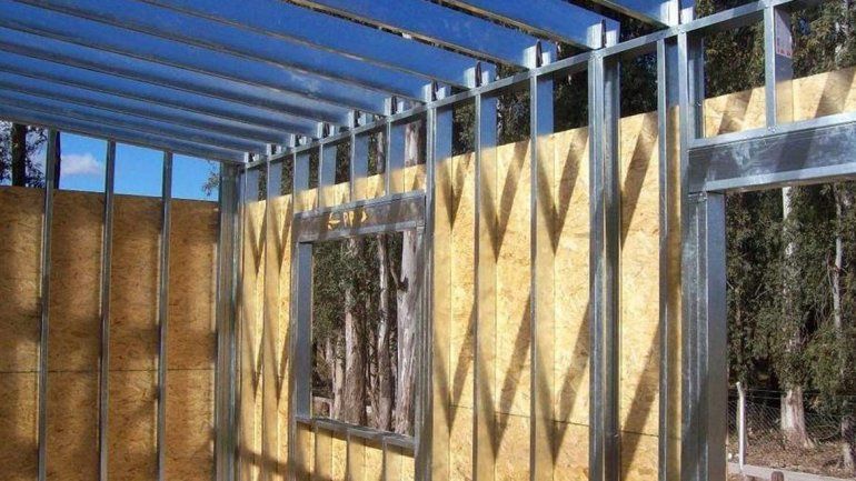 Un comerciante quiere que el Municipio dicte cursos para construir casas con perfiles y placas.