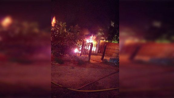 Prendieron fuego la casa de ladrones que asaltaron a un taxista