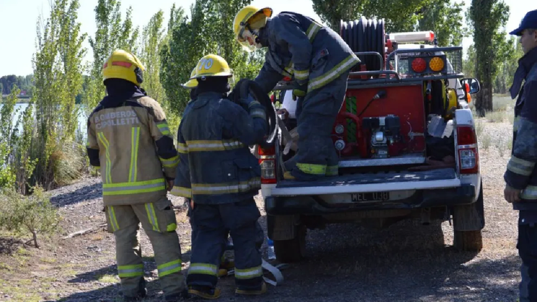 Una dotación de Bomberos Voluntarios de Cipolletti combatió&nbsp; las llamas durante una hora.&nbsp;