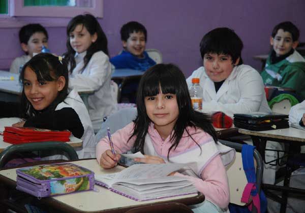 El proyecto de ley se basa en los amparos judiciales de las familias con hijos dentro del Espectro Autista para poder asistir a clases. 