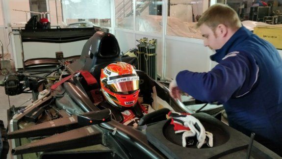 Urcera se prepara para una nueva carrera y probó un GP2 en España