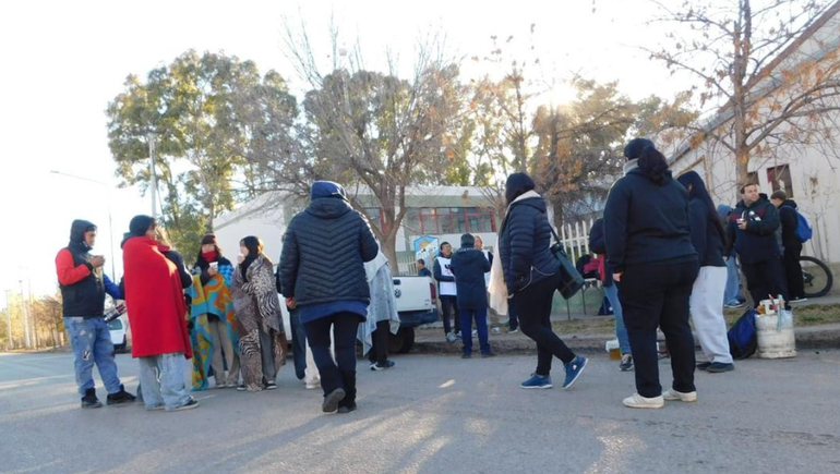 Los estudiantes se reunieron frente al establecimiento para visibilizar junto a familiares y docentes, la problemática. 