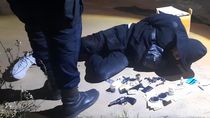 El hombre fue atrapado en Cinco Saltos por el aviso de vecinos. La policía le encontró un arma cargada y drogas.  El hombre fue atrapado en Cinco Saltos por el aviso de vecinos. La policía le encontró un arma cargada y drogas.