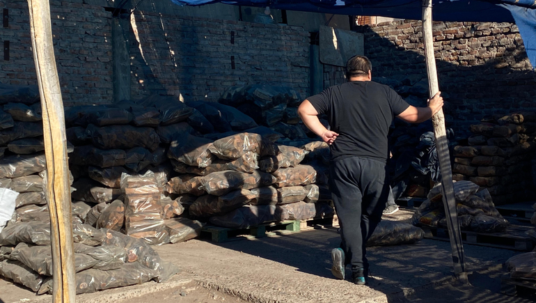 Los cipoleños buscan cada fin de semana leña para los clásicos asados pero también para calefaccionarse.