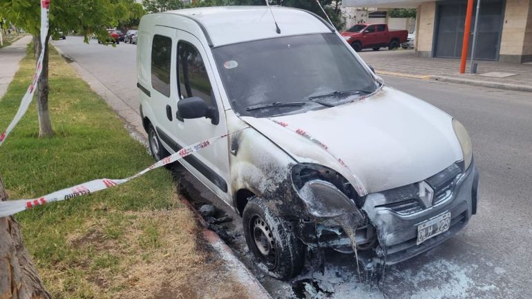 La camioneta de la docente se incendió