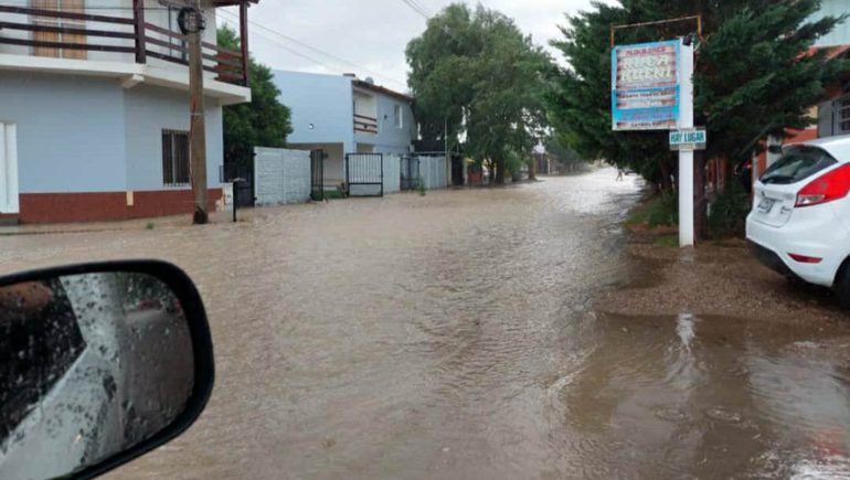 Feroz tormenta dejó calles anegadas y otros inconvenientes en Las Grutas