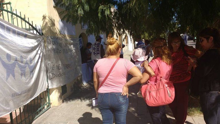 Desocupados ocupan sede de Desarrollo Social de Nación en Roca