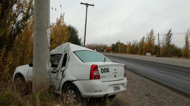 El taxi impactó contra un poste ubicado a la vera de la Ruta 22.