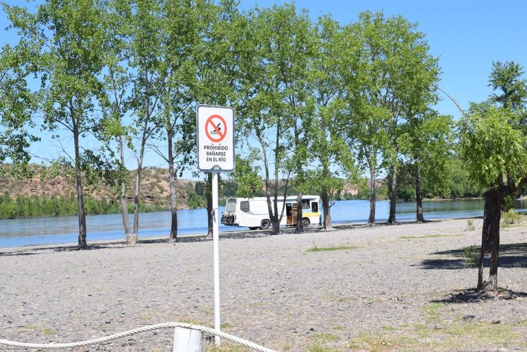 En la zona está prohibido bañarse. El hombre intentó rescatar una pelota. 