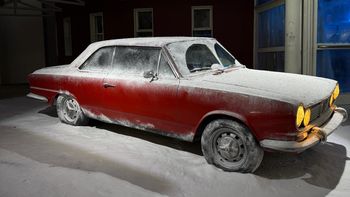 El Torino TS, cubierto de la nieve artificial de la serie, en la avant premiere de El Eternauta. Foto: gentileza Facundo Junghanss.