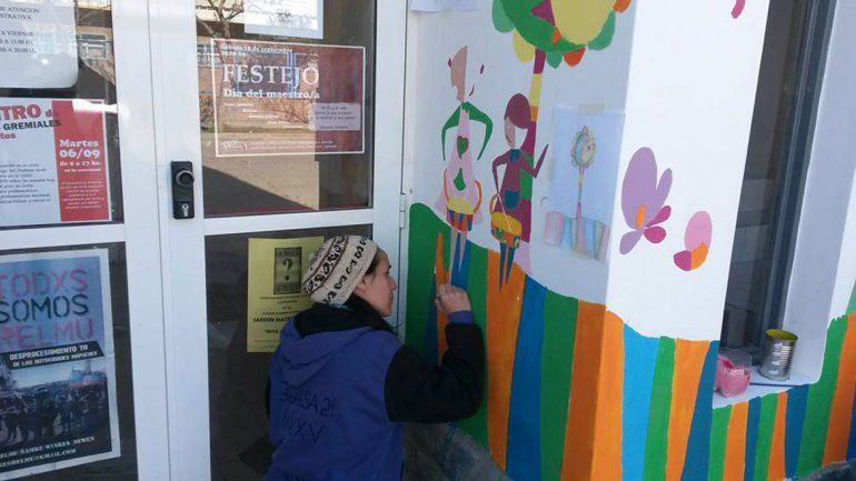 Los maestros comenzaron ayer a pintar un gran mural en el frente del edificio