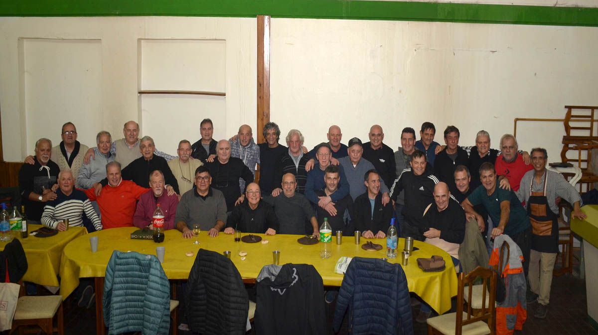La postal de la cena del reencuentro para las viejas glorias del fútbol zonal.