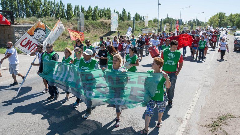 Los estatales de las dos provincias se reunieron en el ex peaje y hubo largas demoras para cruzar los puentes.