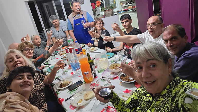 El grupo de chat se denomina los fiesteros de la 40. Se juntan los viernes a celebrar la vida