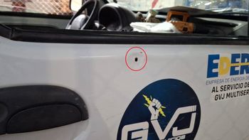 La camioneta al servicio de Edersa recibió un balazo en la puerta del acompañante.