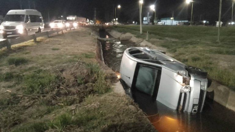 Ruta 151: venían de una fiesta y terminaron en un canal de riego