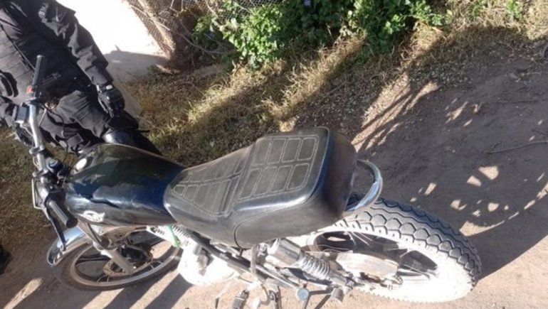 Lo detuvieron camino al lago Pellegrini con una moto robada en Cipo