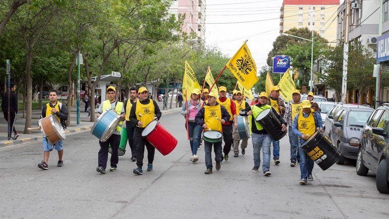 Desde la Asociación de Empleados de Comercio pidieron trabajar el 24 hasta las 17 y tomarse el 31. Los dueños de los negocios no quieren saber nada.