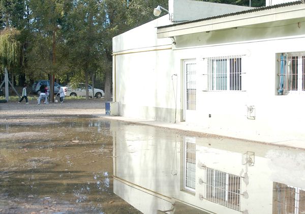 En la Escuela 50 hubo una pérdida de agua, pero las clases no se suspendieron