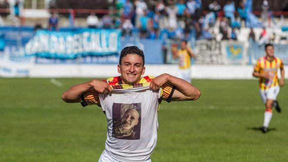 Facundo Mustafá con la remera que rinde homenaje a su mamá.