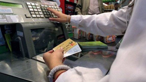 Ya es obliatorio el pago con débito en comercios de la provincia