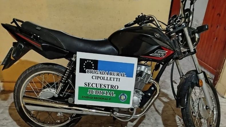 La moto en la que circulaba el menor de edad que atropelló a un policía al intentar escapar de un control de tránsito.&nbsp;