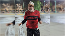 A más de 1500 kilómetros de donde se jugó la final, Guillermo se unió al festejo calamar.