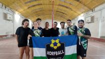 Korfball: el equipo cipoleño con su bandera en el gimnasio N 3 de la ciudad. 