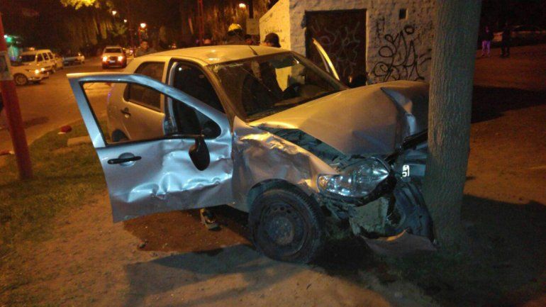 Un motociclista de 22 años murió y otro está internado al chocar contra un auto en pleno centro