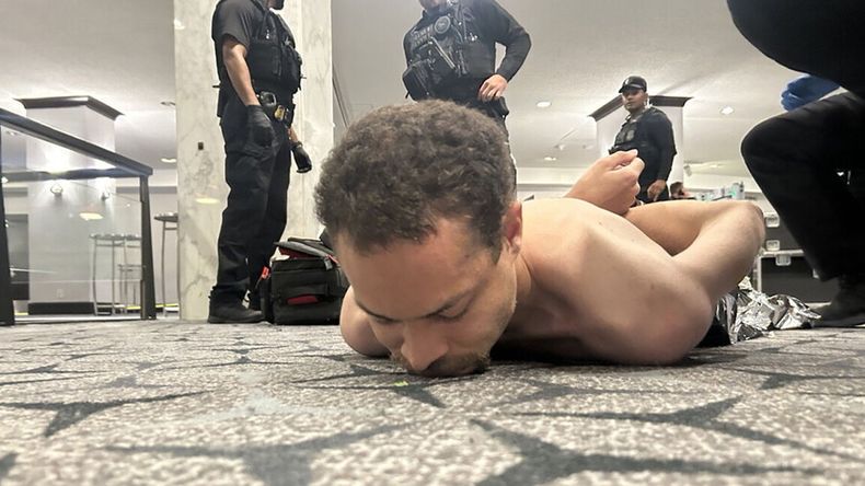 EL hombre permanece demorado.