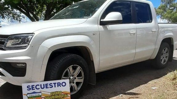 Viajaba en una camioneta con patentes truchas y lo pararon en la Ruta 22